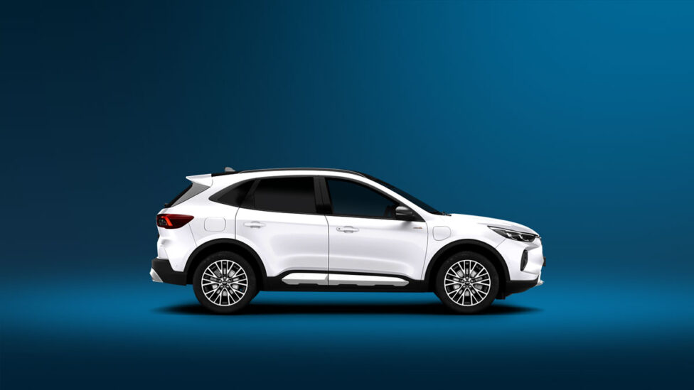 Zu sehen ist ein weißer Ford Kuga auf dunkelblauem mikar Hintergrund