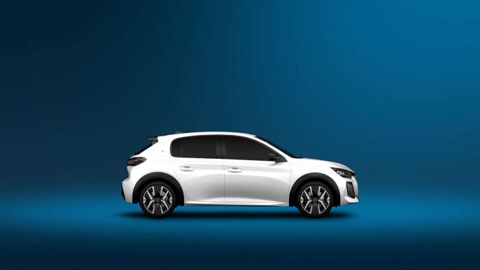Zu sehen ist ein weißer Peugeot 208 Hybrid 110 Allure Automatik auf dunkelblauem mikar Hintergrund